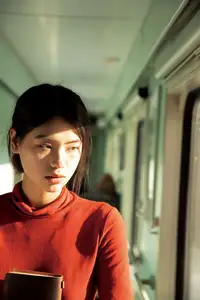 YiTuYu Vol.8622 He Zi: A Muse Bathed in Dreamy Golden Light - image 22