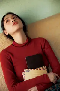 YiTuYu Vol.8622 He Zi: A Muse Bathed in Dreamy Golden Light - image 0