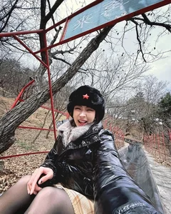 Viral Outdoor Fashion Challenge: Why This Cold Weather Outfit Change Gained 30 Million Views - image 7