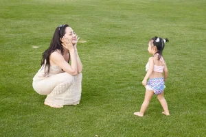 Bao Anh and Daughter’s Adorable Matching Outfits: A Guide to Modern Mother-Daughter Celebrity Fashion - image 7