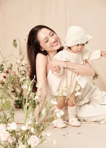 Bao Anh and Daughter’s Adorable Matching Outfits: A Guide to Modern Mother-Daughter Celebrity Fashion - image 2