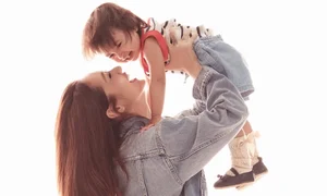 Bao Anh and Daughter’s Adorable Matching Outfits: A Guide to Modern Mother-Daughter Celebrity Fashion - image 4