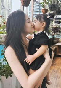Bao Anh and Daughter’s Adorable Matching Outfits: A Guide to Modern Mother-Daughter Celebrity Fashion - image 8