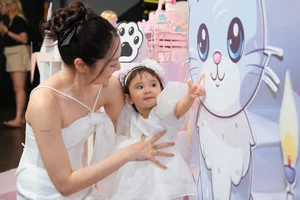 Bao Anh and Daughter’s Adorable Matching Outfits: A Guide to Modern Mother-Daughter Celebrity Fashion - image 9