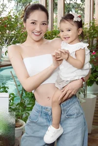 Bao Anh and Daughter’s Adorable Matching Outfits: A Guide to Modern Mother-Daughter Celebrity Fashion - image 0