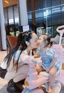 Bao Anh and Daughter’s Adorable Matching Outfits: A Guide to Modern Mother-Daughter Celebrity Fashion - image 3
