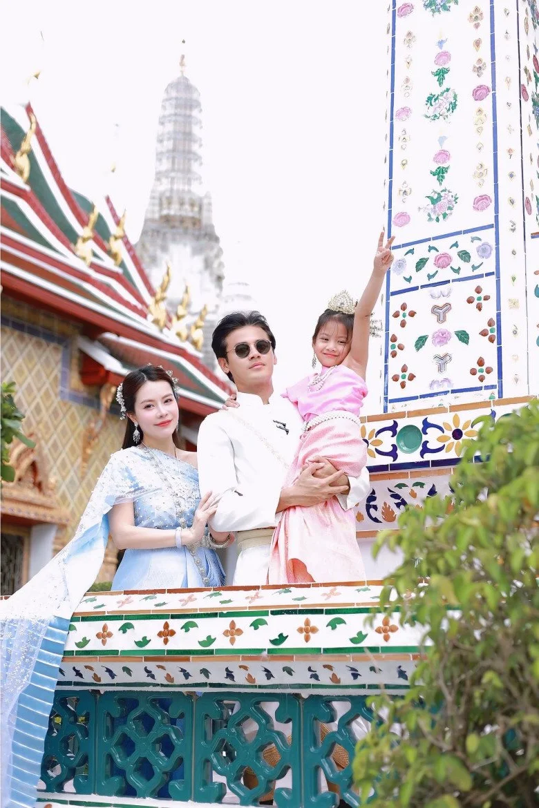 Stunning Red Carpet Maternity Style: Gao Nep Gao Te Star Radiates Confidence