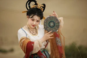 Graceful Portraiture: YiTuYu Art Language Vol.7631 featuring Sun Wan Qian - image 9