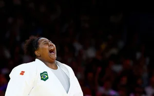 Iconic Gold Medal Celebrations and Unforgettable Victory Moments at the Paris 2024 Olympic Games - image 2