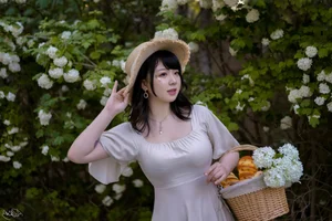 Dreamy Hydrangea Garden Cosplay: Aesthetic Floral Photoshoot by Pi Pi Nai Ke Ke Ai Le La featuring Soft Pastel Summer Vibes - image 15