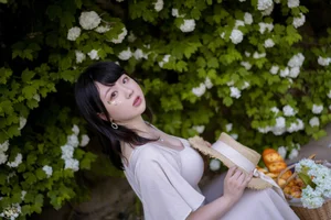 Dreamy Hydrangea Garden Cosplay: Aesthetic Floral Photoshoot by Pi Pi Nai Ke Ke Ai Le La featuring Soft Pastel Summer Vibes - image 1