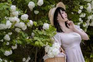 Dreamy Hydrangea Garden Cosplay: Aesthetic Floral Photoshoot by Pi Pi Nai Ke Ke Ai Le La featuring Soft Pastel Summer Vibes - image 18