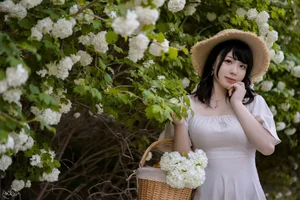 Dreamy Hydrangea Garden Cosplay: Aesthetic Floral Photoshoot by Pi Pi Nai Ke Ke Ai Le La featuring Soft Pastel Summer Vibes - image 12