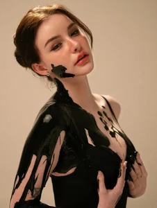 Jessie Vard Stuns Fans With Bold and Artistic Bodypainting Style - image 4