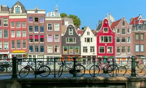 Expectation vs. Reality: 9 Famous Tourist Spots That Might Disappoint In Person - image 7
