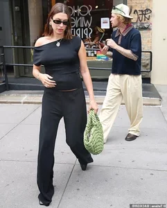 Hailey Bieber's Maternity Style: Redefining Pregnancy Fashion with Modern Elegance - image 8