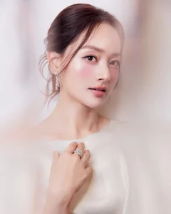Actress Lan Phuong Captivates the Public with Radiant Elegance at Recent High-Profile Event - image 6