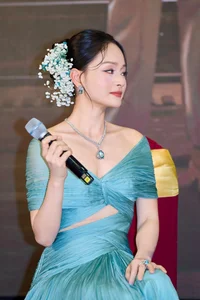 Actress Lan Phuong Captivates the Public with Radiant Elegance at Recent High-Profile Event - image 1
