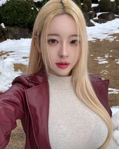 Chilling Beauty: The Viral Korean Trend of Bikini Photoshoots in the Snow - image 9