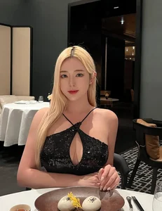Chilling Beauty: The Viral Korean Trend of Bikini Photoshoots in the Snow - image 3