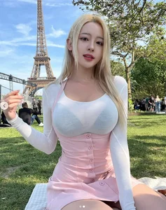 Chilling Beauty: The Viral Korean Trend of Bikini Photoshoots in the Snow - image 10