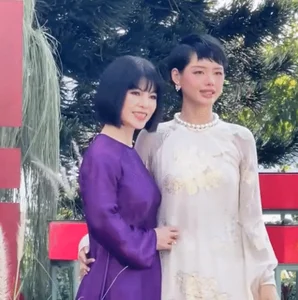 Co Em Trendy Mother Goes Viral for Youthful Beauty and Elegance at Daughter's Engagement Ceremony - image 8