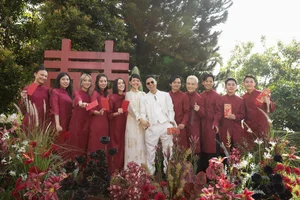 Co Em Trendy Mother Goes Viral for Youthful Beauty and Elegance at Daughter's Engagement Ceremony - image 2