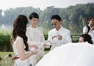 Co Em Trendy Mother Goes Viral for Youthful Beauty and Elegance at Daughter's Engagement Ceremony - image 3