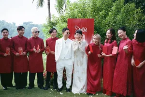 Co Em Trendy Mother Goes Viral for Youthful Beauty and Elegance at Daughter's Engagement Ceremony - image 5