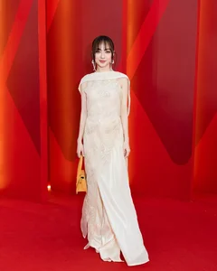 Celebrity Fashion Spotlight: Thuy Anh's Bustier Glamour and Ho Ngoc Ha's Radiant Red Style - image 2