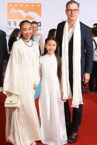 Trấn Thành and Hari Won: A Red Carpet Appearance of Elegance and Unity - image 6