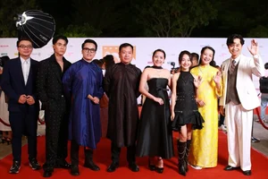 Trấn Thành and Hari Won: A Red Carpet Appearance of Elegance and Unity - image 2