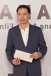 Trấn Thành and Hari Won: A Red Carpet Appearance of Elegance and Unity - image 11
