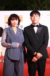 Trấn Thành and Hari Won: A Red Carpet Appearance of Elegance and Unity - image 8