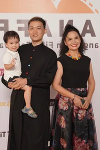 Trấn Thành and Hari Won: A Red Carpet Appearance of Elegance and Unity - image 4