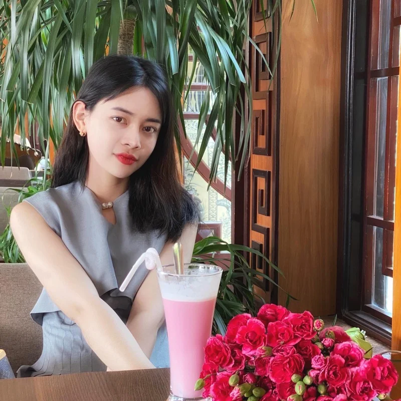 Meet the Stunning Gen Z Literature Teacher Redefining Classroom Style with Her Chic Fashionista Aesthetic