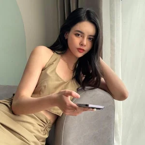 Meet the Stunning Gen Z Literature Teacher Redefining Classroom Style with Her Chic Fashionista Aesthetic - image 4