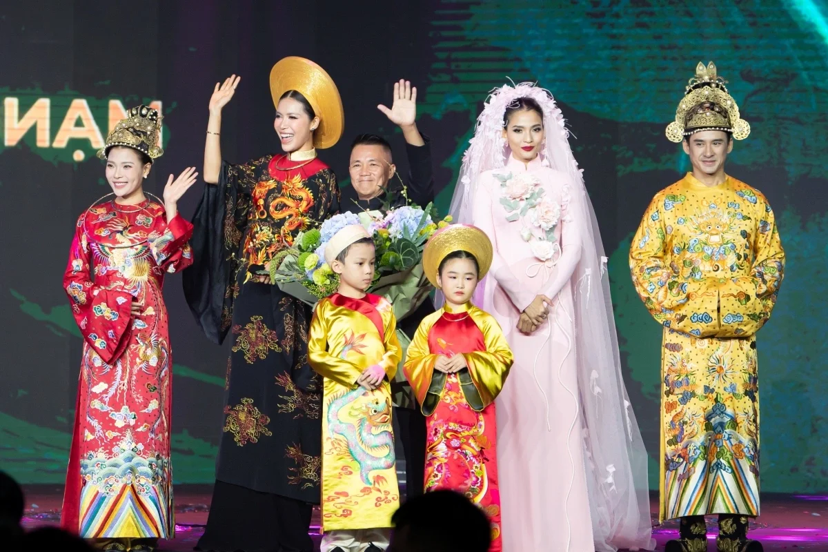 Luong The Thanh and Thuy Diem Exude Elegance in Dragon and Phoenix Ao Dai
