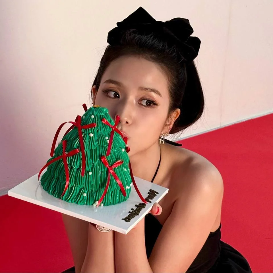 Jisoo of BlackPink Shines as a Sophisticated Fashion Icon for Christmas 2024