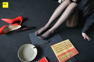 IESS Sixiangjia 317 Featuring Model Junjun in Elegant Black Fashion Stockings - image 4