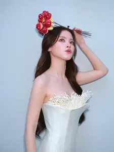 Baifern Pimchanok: Thai "Jade Girl" Stuns in Unique Mushroom-Inspired Gown, Setting New Fashion Trends - image 6