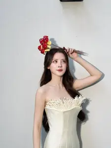 Baifern Pimchanok: Thai "Jade Girl" Stuns in Unique Mushroom-Inspired Gown, Setting New Fashion Trends - image 8