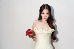 Baifern Pimchanok: Thai "Jade Girl" Stuns in Unique Mushroom-Inspired Gown, Setting New Fashion Trends - image 3