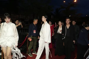 Stunning Red Carpet Moments: Meritorious Artist Kim Tuyến and Quỳnh Kool Shine with Elegant and Sophisticated Fashion Choices - image 4