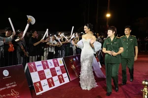 Stunning Red Carpet Moments: Meritorious Artist Kim Tuyến and Quỳnh Kool Shine with Elegant and Sophisticated Fashion Choices - image 2