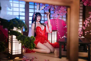 Elegant Chikuma Bunny Girl Cosplay: A Masterpiece by Ri Nai Jiao from Azur Lane - image 1