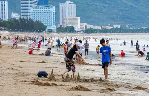 Quy Nhon Beaches Attract Thousands as Tourism Surges in Vietnam - image 1