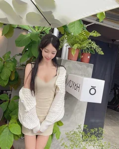 Elegant and Bold: Exploring the Latest High-Fashion Trends Among Top Chinese Celebrities and Influencers - image 5
