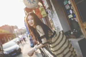 Everyday Style and Viral Moments: Capturing the Casual Look of a Social Media Personality - image 7