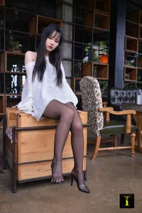 Model Qiqi Features in IESS Collection 114: A Study in Black Silk Fashion - image 58